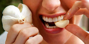 প্রতিদিন মাত্র ২ কোয়া রসুন খাওয়ার ৩৪ টি উপকারিতা_eat-garlic